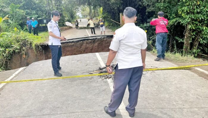 Ruas Jalan Longsor, Arus Transportasi Simalungun – Asahan Putus Total