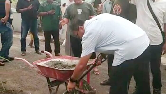 Asri Ludin Tambunan Dan Warga Cor Bahu Jalan Amri Tambunan Di Sunggal