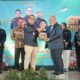 Penyerahan cinderamata oleh Anggota Komite BPH Migas Iwan Prasetya Adhi (kiri) kepada Harry Budi Sidharta selaku Direktur Infrastruktur dan Teknologi PGN (kanan) pada pembukaan BPH Migas Goes To Campus di Universitas Negeri Semarang, Kamis (7/11/2024).