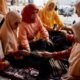 Penasihat DWP Aceh/Ketua DWP Ditjen Bina Adwil Kemendagri, Hj. Safriati, S.Si, M.Si, mengamati aneka produk lokal UMKM saat melakukan kunjungan kerja bersama rombongan Pengurus DWP Ditjen Bina Adwil Kemendagri di Pendopo Bupati Aceh Tengah, Jumat (8/11). (Waspada/Ist)