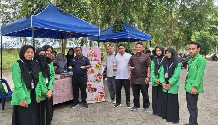 Dekan FTIK IAIN Langsa Tinjau Stand Bazar Kreativitas Mahasiswa Tarbiyah