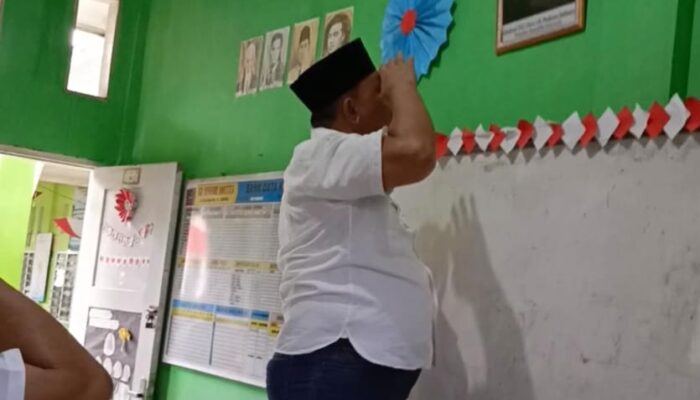 M.Dahnil Ginting Bantu Foto Presiden Dan Ratusan Botol Minuman Susu Gratis Di SD Negeri Sampali