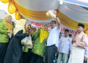 Warga Hamparan Perak Serahkan Hasil Pertanian Kepada Dr Asri Ludin Tambunan