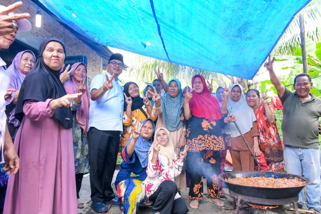 Warga Hamparan Perak Serahkan Hasil Pertanian Kepada Dr Asri Ludin Tambunan