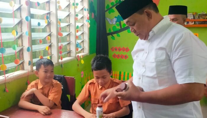 Saat Bantu Susu Gratis, M Dahnil Ginting Prihatin Halaman SDN Sampali Tergenang Air