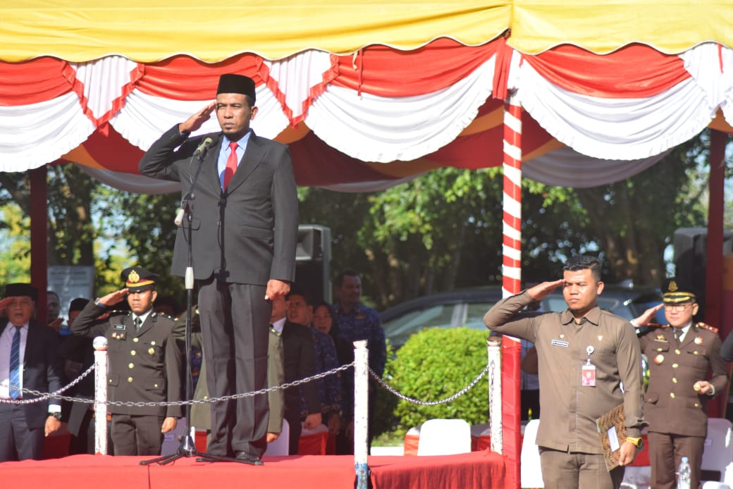 Plt Sekda Abdya Liza Marfandi SSTP MM, bertindak sebagai Irup peringatan Hari Pahlawan, di halaman kantor bupati. Senin (11/11).Waspada/Syafrizal