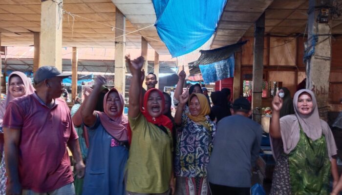 Blusukan Ke Pasar Pagi, Paslon SAH Disambut Yel-yel Menang