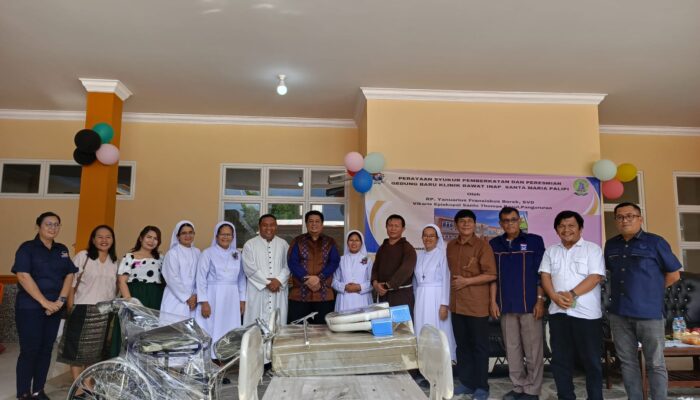 Cabup Vandiko Serahkan Bantuan Tempat Tidur Elektrik Dan Kursi Roda