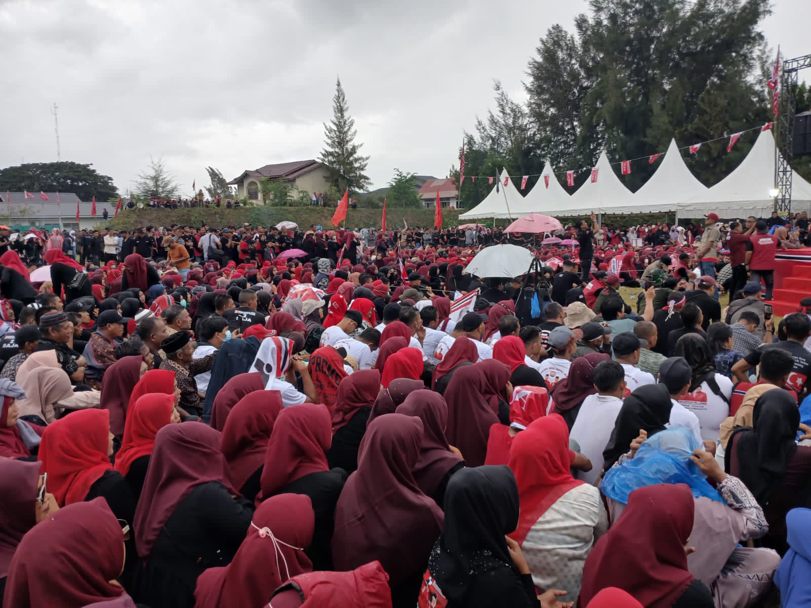 Walau Diguyur Hujan, Belasan Ribu Massa Pendukung 02 SAJA Tetap Antusias