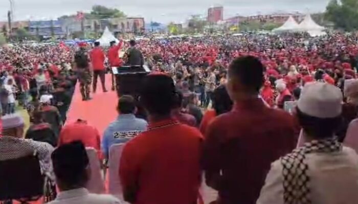 Walau Diguyur Hujan, Belasan Ribu Massa Pendukung 02 SAJA Tetap Antusias