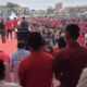 Walau Diguyur Hujan, Belasan Ribu Massa Pendukung 02 SAJA Tetap Antusias