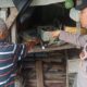 Personel Polsek Sianțar Selatan Polres Pematangsiantar melakukan olah tempat kejadian di rumah korban, Jl. Ricardo Siahaan, Gg. Parna, Kel. Aek Nauli, Kec. Sianțar Selatan, Senin (11/11) setelah korban melaporkan barang-barang hilang dari rumahnya yang kosong selama lima hari, karena korban sedang menjaga isterinya yang opname di rumah sakit.(Waspada-Ist).