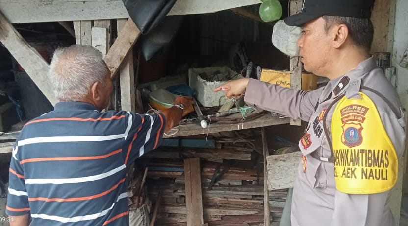 Suami Jaga Istri Sakit Di RS, Maling Beraksi Di Rumah Personel Polsek Sianțar Selatan Polres Pematangsiantar melakukan olah tempat kejadian di rumah korban, Jl. Ricardo Siahaan, Gg. Parna, Kel. Aek Nauli, Kec. Sianțar Selatan, Senin (11/11) setelah korban melaporkan barang-barang hilang dari rumahnya yang kosong selama lima hari, karena korban sedang menjaga isterinya yang opname di rumah sakit.(Waspada-Ist).