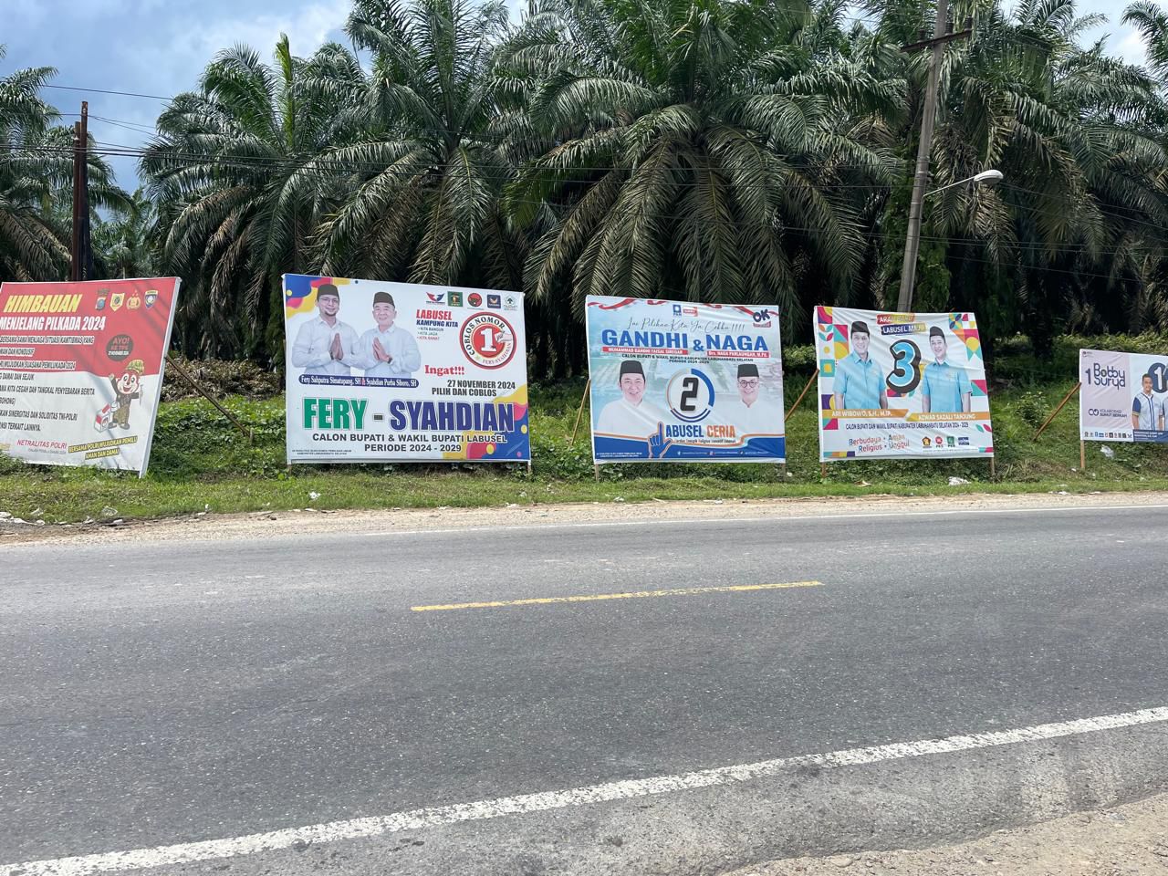 APK Paslon Bupati-Wakil Bupati Labusel tidak memuat visi-misi. Waspada/Deni Daulay