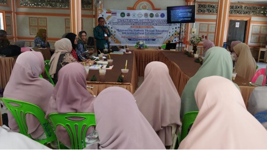 Dosen Fisipol UMA Berikan Edukasi Untuk Guru Di Yala, Thailand