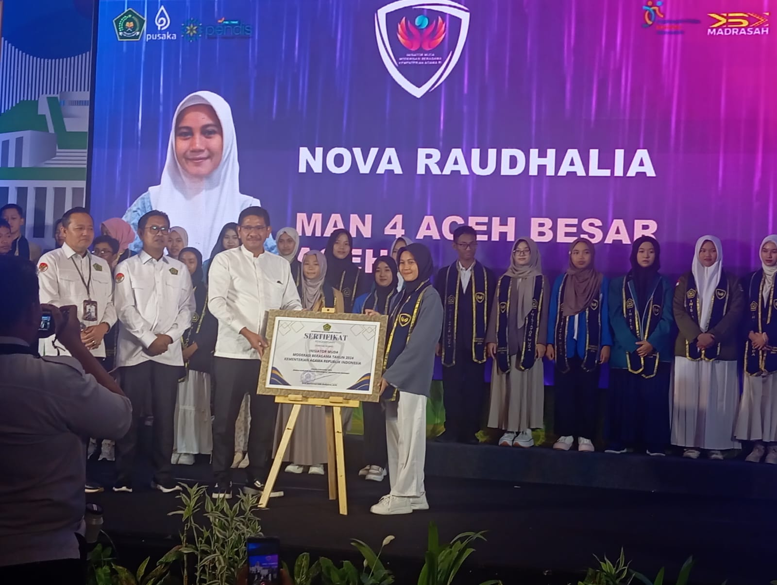 Nova Raudhalia siswi MAN 4 Aceh Besar menerima piagam penghargaan sebagai inisiator muda moderasi beragama nasional tahun 2024 di hotel Ibis, Bekasi, Jawa Barat, Senin (11/11/24)(Waspada/Ist)