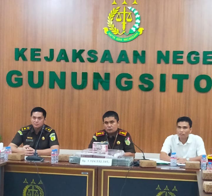 Kajari Gunungsitoli, Para Situmorang didampingi Kasi Pidsus, Solidaritas Telaumbanua, SH dan Kasi Intel, Sulaeman R. Harahap, SH saat memberikan keterangan pers terkait eksekusi uang pengganti perkara korupsi proyek perkuatan tebing Sungai Idanogawo, Selasa (12/11). Waspada/Bothaniman Jaya Telaumbanua