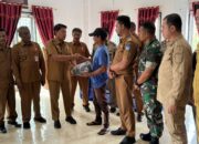 Satlinmas Pam TPS Langsa Barat Terima Seragam