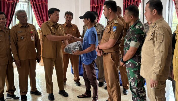 Satlinmas Pam TPS Langsa Barat Terima Seragam
