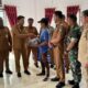 Pj Sekretaris Daerah Kota Langsa, Suriyatno AP., MSP saat menyerahkan perlengkapan pakaian dan atribut kepada Satlinmas PAM TPS dalam wilayah Kecamatan Langsa Barat di kantor Camat setempat. Selasa (12/11).Waspada/dede