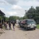 Warga mengamankan dua mobil pickup bermuatan 4 ton BBM di gudang ilegal, Senin(11/11/24).Waspada/ist.