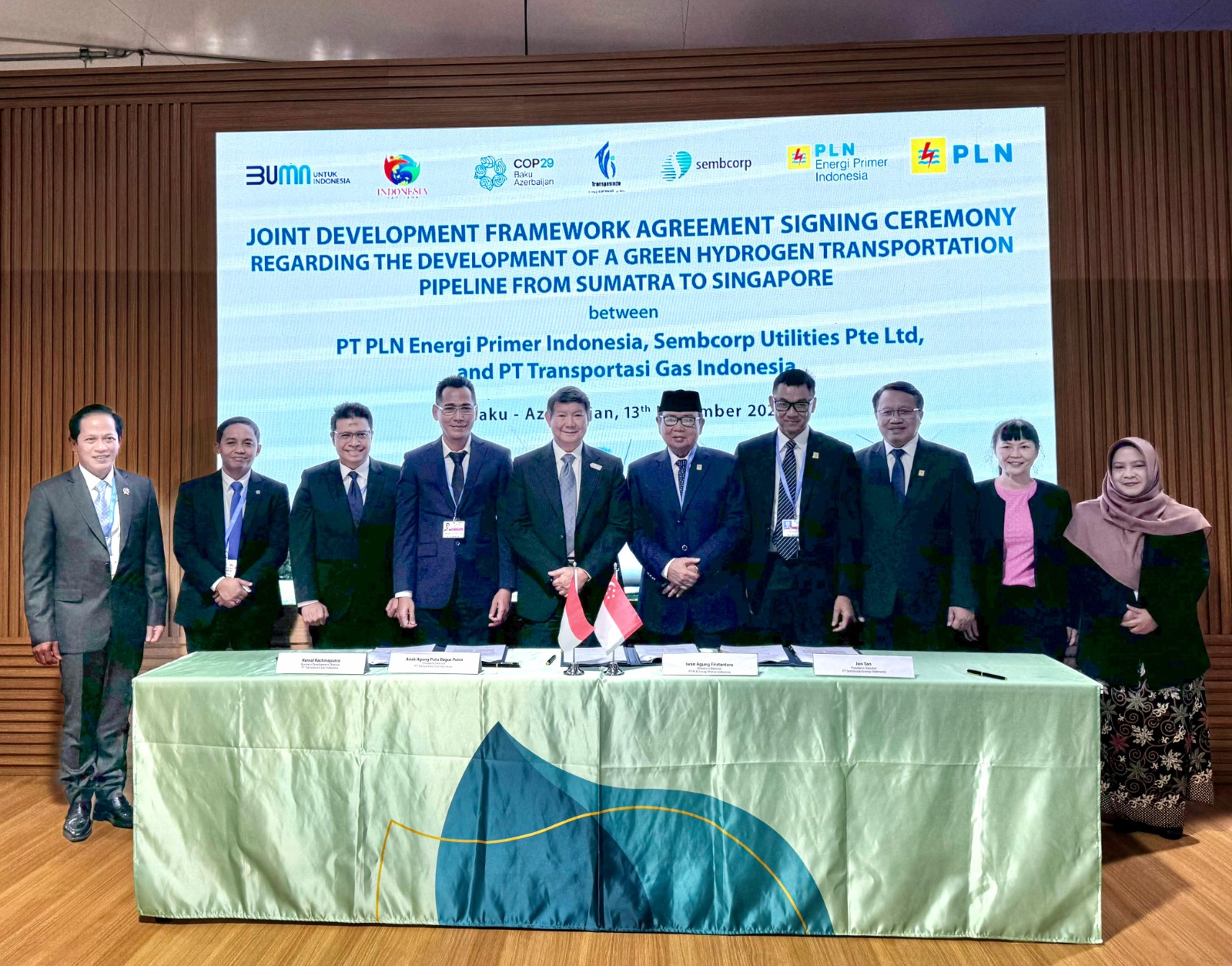 Penandatanganan Joint Development Framework Agreement (JDFA) pembangunan pipa hidrogen Indonesia - Singapura oleh TGI, Sembcorp, dan PLN EPI di COP29 Baku, Azerbaijan, Rabu (13/11/2024).