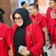 Sarjani-Alzaizi Tiba Di Lokasi Debat Kompak Didampingi Istri