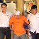 Tersangka MH, mantan keuchik di Kecamatan Nurussalam, Kabupaten Aceh Timur diamankan ke sel Polres Aceh Timur, Senin (11/11) sore. Waspada/Ist.