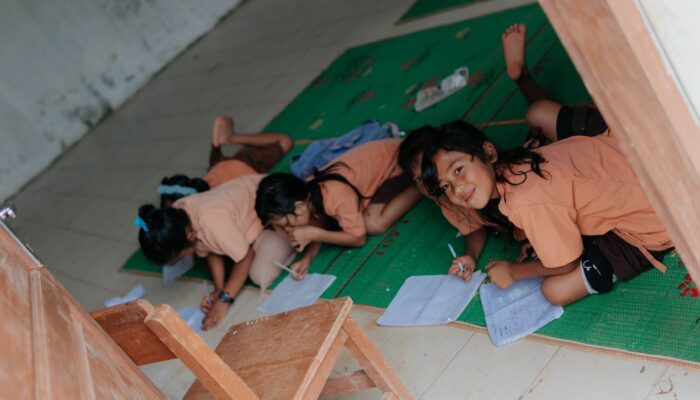 Murid SD Negeri 0574627 Langkat Belajar Beralaskan Tikar