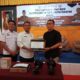 Kepala SMKN 1 Airputih Sulistio menerima bahan praktik dari Auto 2000 Medan yang diserahkan Sudarto setelah penandatanganan MoU.(Waspada/Agusdiansyah Hasibuan)