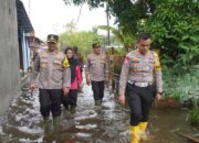 Kapolres Langkat Tinjau Korban Banjir Sekaligus Serahkan Bansos
