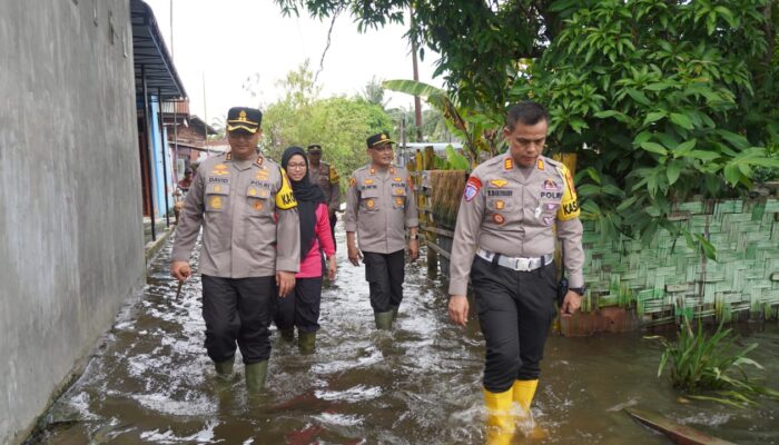 Kapolres Langkat Tinjau Korban Banjir Sekaligus Serahkan Bansos