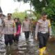 Kapolres Langkat Tinjau Korban Banjir Sekaligus Serahkan Bansos