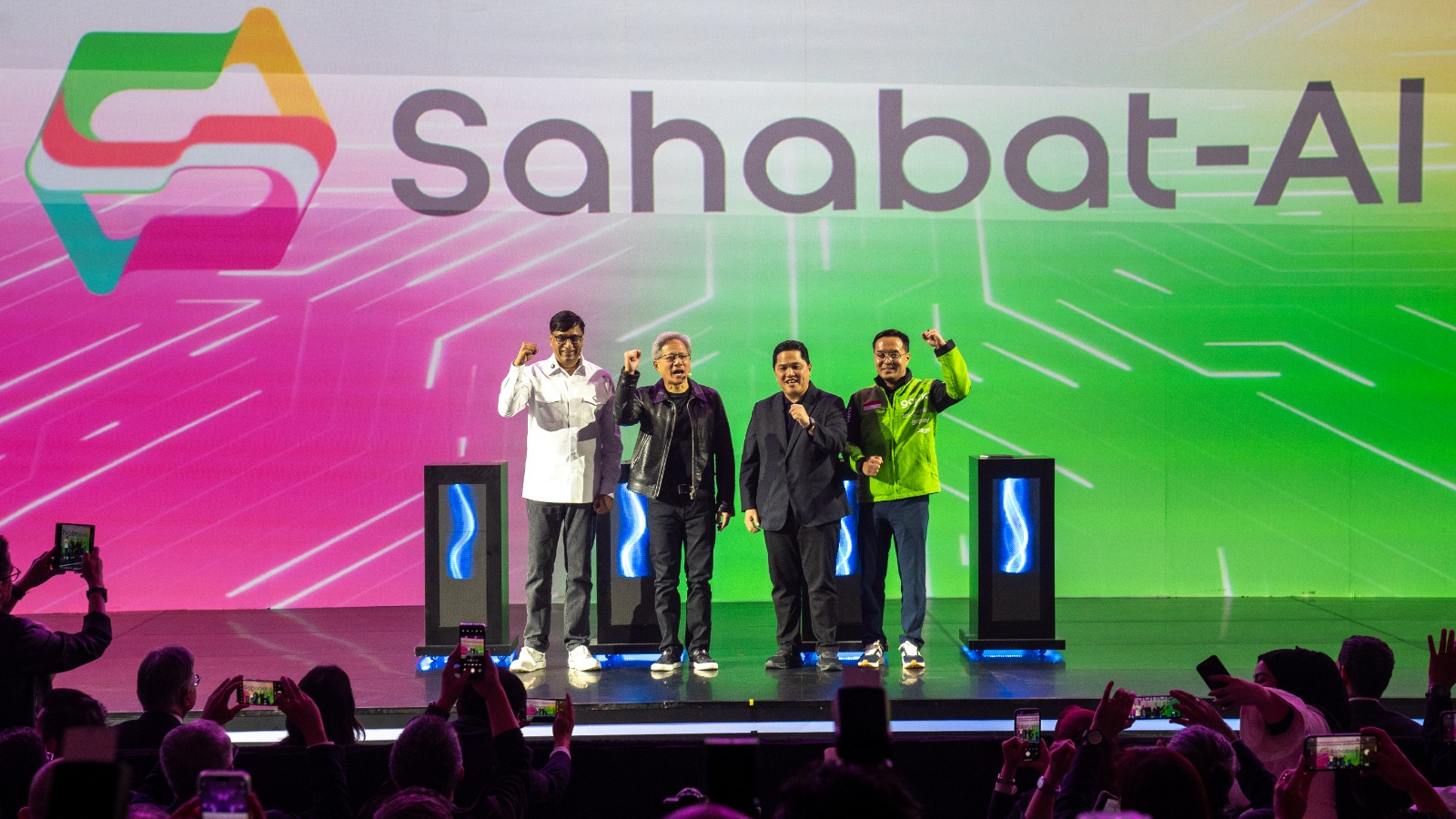 KIRI KE KANAN: Vikram Sinha, President Director and CEO Indosat Ooredoo Hutchison, Jensen Huang, NVIDIA founder and CEO, Erick Thohir, Menteri BUMN RI dan Patrick Walujo, Direktur Utama GoTo saat peluncuran Sahabat-AI, LLM Open-Source berbahasa Indonesia yang diadakan di Jakarta, Kamis (14/11).