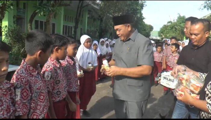 M Dahnil Ginting Bagikan Susu Dan Snack Gratis Ke Sekolah Dasar