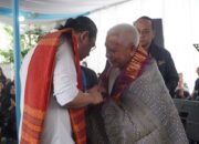 Paulus Sinambela Ulosi Cawagub Sumut H. Surya Saat Silaturahmi Ke AMS XII