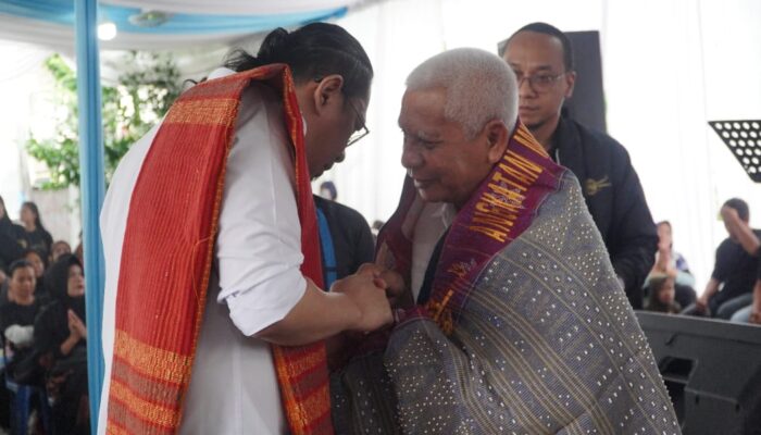 Paulus Sinambela Ulosi Cawagub Sumut H. Surya Saat Silaturahmi Ke AMS XII