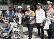 Kasat Lantas Polres P.Siantar Berikan Helm Gratis Yang Patuh Bayar PKB