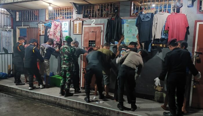 Pastikan Tidak Ada Barang Terlarang Masuk, Rutan Tarutung Dan TNI-POLRI Razia Blok Hunian WBP
