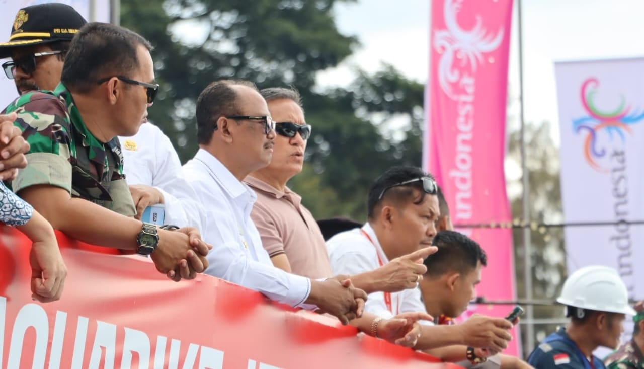 Plt.Bupati Simalungun H Zonny Waldi, Ketua DPRD Makmur Damanik, Forkopimda dan Sekda saat menyaksikan atraksi para rider di Event Internasional Aquabike Jetski Word Championship Danau Toba 2024 di perairan Danau Toba Parapat, di RTP Pantai Bebas Parapat, Jum'at (15/11). Waspada/ist