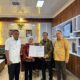 SEKRETARIS DPRD Sumatera Utara, Zulkifli (dua kanan) menerima surat yang diserahkan Erni Ariyanti Sitorus (dua kiri) tentang penetapan dirinya sebagai Ketua DPRD Sumut dari DPP Partai Golkar, didampingi dua anggota dewan, Dhody Thahir (kiri) dari Irham Buana Nasution (kanan), di ruangan Sekwan, Jumat (15/11). Waspada/ist