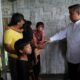 Pj Wali Kota Tebingtinggi, Dr Moettaqien Hasrimi, S.STP, M.Si saat mengunjungi dan memberikan bantuan kepada Wijono dan keluarganya di bawah kolong jembatan. Waspada/ist