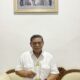 DATUK Sri Utama Pramudya Yusuf Siregar saat memegang anugerah Sahabat Pers Award. Waspada/Edward Limbong