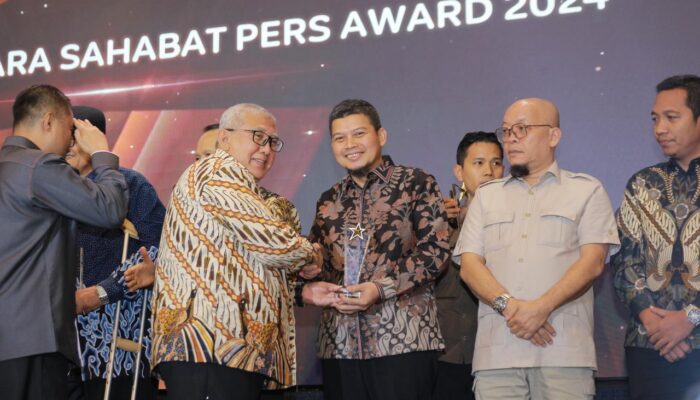 Kooperatif Dengan Media, Plt Dirut Perumda Tirtanadi Ewin Putra Dianugerahi Sahabat Pers 2024