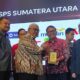 Ketua SPS Pusat Januar P Ruswita didampingi Ketua SPS Sumut H. Farianda Putra Sinik menyerahkan penghargaan kepada Section Head Comm & Relations Pertamina Patra Niaga Regional Sumbagut, T. Muhammad Rum di Medan, Kamis (14/11).