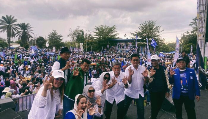 Massa Penuhi Kampanye Akbar Isyarat Kemenangan Yusuf-Bayu