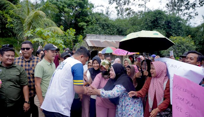 Bobby Nasution Dicegat Saat Melintas Di Simalungun, Warga Keluhkan Jalan Rusak