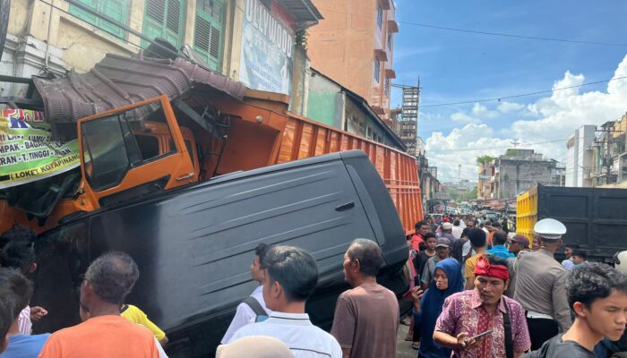 Kecelakaan Beruntun, Truk Seruduk 2 Mobil Dan Belasan Motor Di Jalinsum Kotapinang