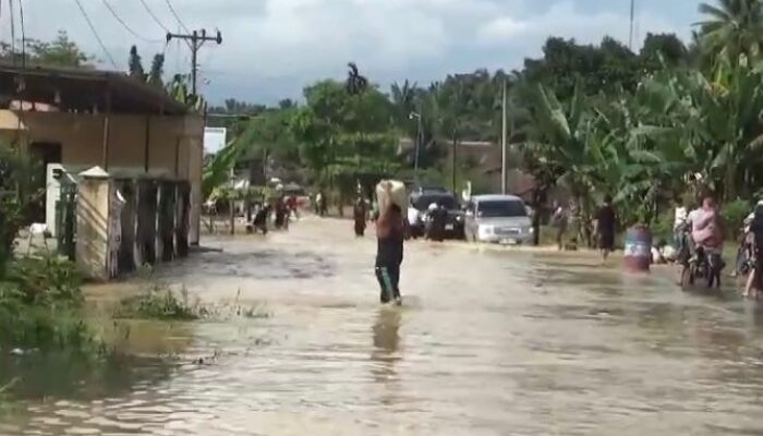 Sungai Kanan Meluap, Jalinsum Langgapayung-Gunungtua Terendam Banjir