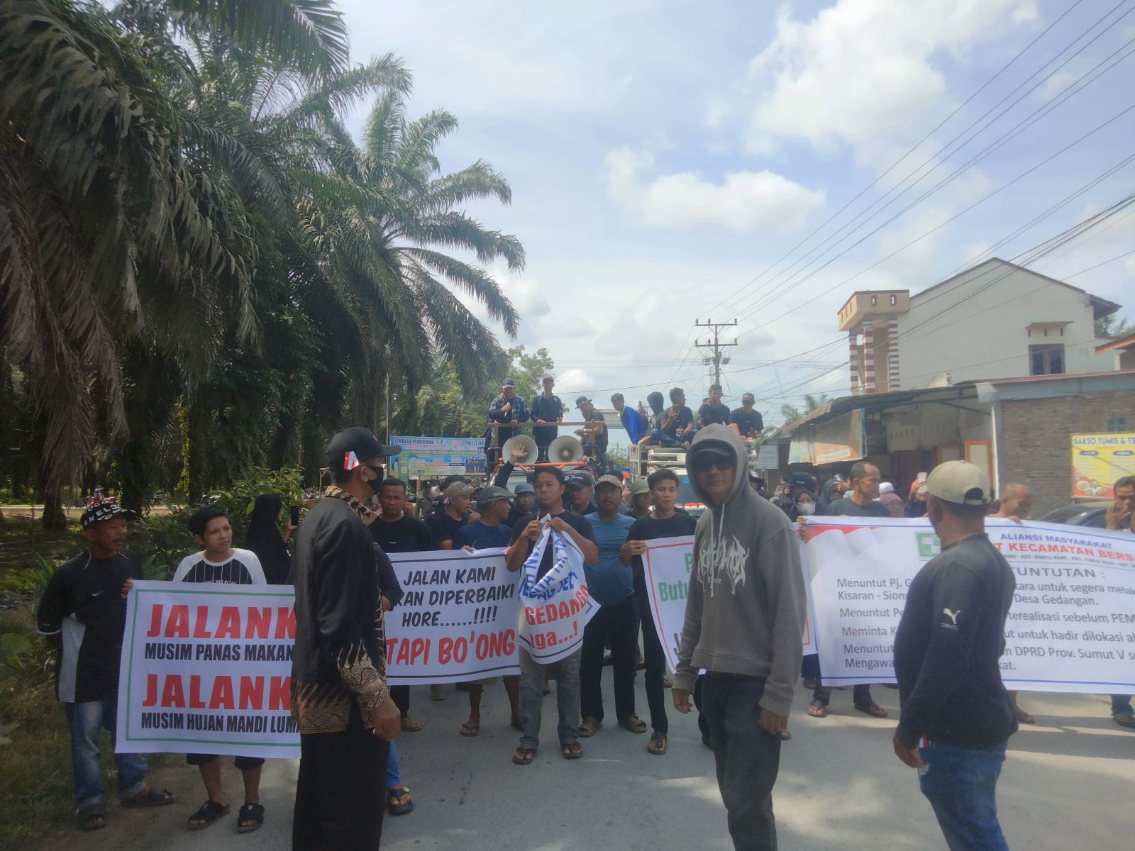 Jalan Provinsi Rusak, Warga 4 Kecamatan Tuntut Kadis PUPR Turun Ke Asahan 